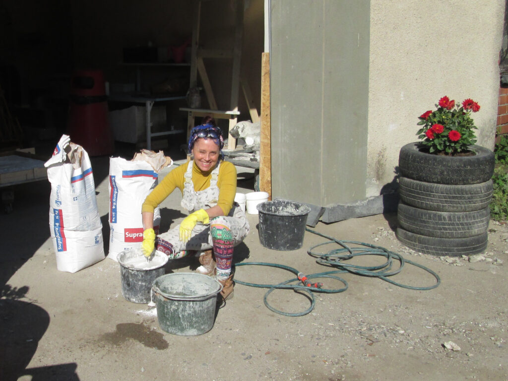 skulptorGea Sibola Hansen oma ateljee ees